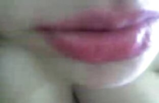 XXX ブロンドは赤い口紅で彼女の唇を塗り、雄鶏を吸った。 女性 向け 無料 えろ